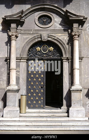Mainz, Deutschland - 24. März 2017: Die Eingangstür des Museums in den Palast von Kurmainz mit Gold, Ornamente und Wappen am 2. März Stockfoto