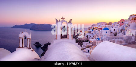Panoramablick über schöne Dorf Oia bei Sonnenuntergang, Santorin, Griechenland Stockfoto