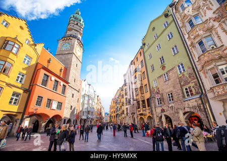 INNSBRUCK, Österreich - 11. März 2017 - Menschen in Innsbruck Stadtzentrum unter Stadtturm Turm. Es ist Hauptstadt von Tirol in Westösterreich, Europa Universität. Stockfoto