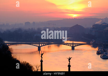 Malerische Aussicht auf den Sonnenaufgang über dem Fluss und einer der Prager Brücken, Tschechische Republik Stockfoto