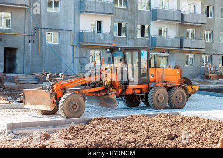 SAMARA, Russland - 29. Mai 2016: Grader funktioniert auf Verlegung Schotter auf der Straße auf der Baustelle Stockfoto