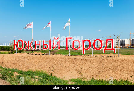 SAMARA, Russland - 29. Mai 2016: Stele am Eingang der neuen Residential District Südstadt im sonnigen Sommertag Stockfoto