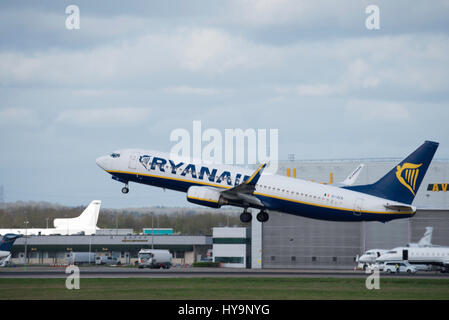 London Stansted Flughafen; Ryanair Boeing 737 8AS Stockfoto