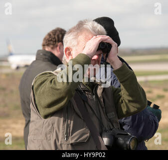 London Stansted Flughafen; Flugzeug-spotter Stockfoto