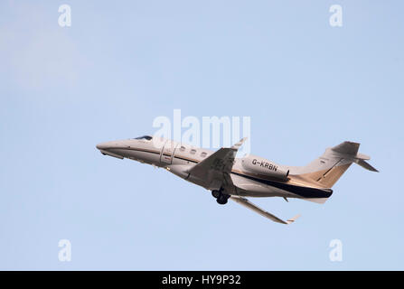 London Stansted Flughafen;  Embraer EMB-505 Phenom 300 c/n 50500358 Stockfoto