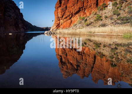 Reflexionen von Felsformationen bei Glen Helen Gorge Wasserloch im Northern Territory Central Australien Stockfoto