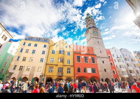 INNSBRUCK, Österreich - 11. März 2017 - Menschen in Innsbruck Stadtzentrum unter Stadtturm Turm. Es ist die Hauptstadt von Tirol in Westösterreich, Europa. Stockfoto