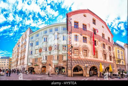 INNSBRUCK, Österreich - 11. März 2017 - Menschen in Innsbruck Stadtzentrum mit typischen bunten Häusern. Es ist die Hauptstadt von Tirol in Westösterreich, Eu Stockfoto