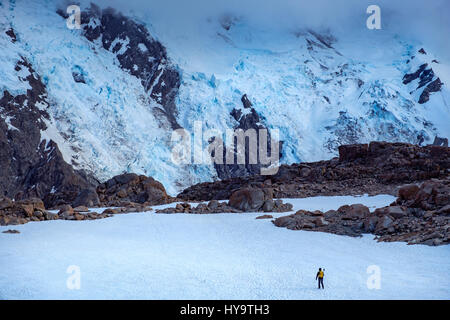 Winterlandschaft der Berge mit einsame Wanderer, Mt. Cook-Nationalpark, Südinsel von Neuseeland Stockfoto