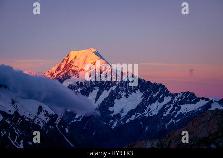 Malerischen Sonnenuntergang Blick auf Mt. Cook-Gipfel mit bunten Himmel, Südalpen, Neuseeland Stockfoto