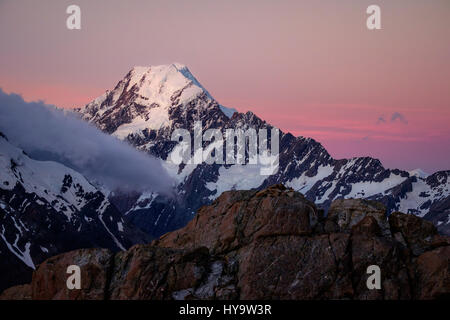 Malerischen Sonnenuntergang Blick auf Mt. Cook-Gipfel mit bunten Himmel, Südalpen, Neuseeland Stockfoto