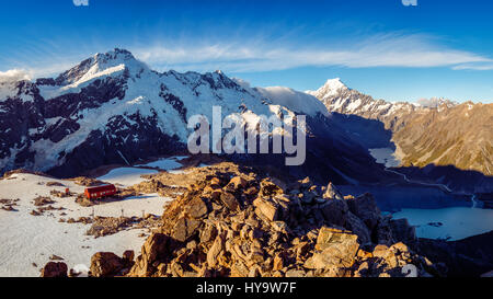 Panoramablick auf Mt. Cook Bergkette mit Müller Hütte, Südalpen, Neuseeland Stockfoto