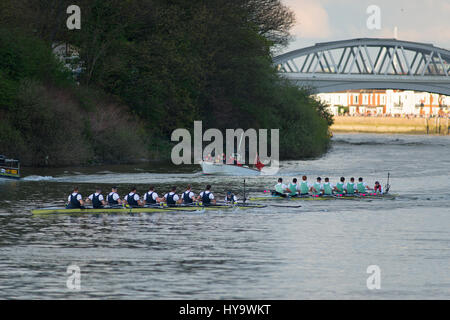 Barnes Bridge, London, UK. 2. April 2017. Der Cancer Research UK-Regatten statt in London, von Millionen von Menschen weltweit live im Fernsehen verfolgt. Foto: Oxford Cambridge führen nahe an die Oberfläche des Kurses in das blaue Boot final 4 Meile 374 Hof (6,8 km). Bildnachweis: Malcolm Park/Alamy Live-Nachrichten Stockfoto