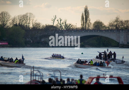 Barnes Bridge, London, UK. 2. April 2017. Der Cancer Research UK-Regatten finden in London statt. Unter den ältesten Regatten der Welt sieht dieses Jahr 163. Oxford Cambridge Boat Race und 72. Frauen Bootsrennen von Putney Bridge nach Mortlake auf dem Meisterschaftsplatz, beobachtet von Millionen von Menschen weltweit auf LiveTV. Fotografien von Barnes Bridge Surrey Seite in der Nähe der Oberfläche des Studiengangs 4 Meile 374 Hof (6,8 km). Bildnachweis: Malcolm Park/Alamy Live-Nachrichten Stockfoto