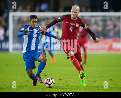 San Jose, CA. 24. März 2017. US-Mittelfeldspieler Michael Bradley (4) kämpft für Besitz mit Honduras Mittelfeldspieler Jorge Claros (20) während der FIFA WM-Qualifikation-Spiel zwischen den USA und Honduras Avaya-Stadion in San Jose, Kalifornien. Der USA besiegt Honduras 6-0. Damon Tarver/Cal Sport Media/Alamy Live-Nachrichten Stockfoto