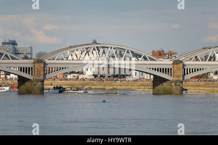 Barnes Bridge, London, UK. 2. April 2017. Der Cancer Research UK-Regatten finden in London statt. Unter den ältesten Regatten der Welt sieht dieses Jahr 163. Oxford Cambridge Boat Race und 72. Frauen Bootsrennen von Putney Bridge nach Mortlake auf dem Meisterschaftsplatz, beobachtet von Millionen von Menschen weltweit auf LiveTV. Fotografien von Barnes Bridge Surrey Seite in der Nähe der Oberfläche des Studiengangs 4 Meile 374 Hof (6,8 km). Bildnachweis: Malcolm Park/Alamy Live-Nachrichten. Stockfoto