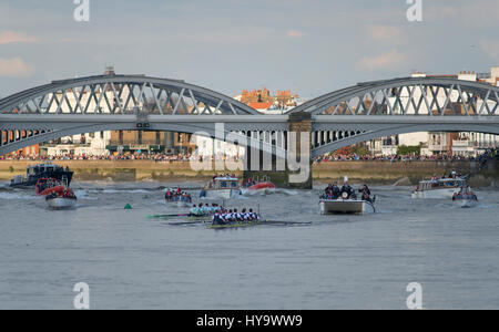 Barnes Bridge, London, UK. 2. April 2017. Der Cancer Research UK-Regatten finden in London statt. Unter den ältesten Regatten der Welt sieht dieses Jahr 163. Oxford Cambridge Boat Race und 72. Frauen Bootsrennen von Putney Bridge nach Mortlake auf dem Meisterschaftsplatz, beobachtet von Millionen von Menschen weltweit auf LiveTV. Fotografien von Barnes Bridge Surrey Seite in der Nähe der Oberfläche des Studiengangs 4 Meile 374 Hof (6,8 km). Bildnachweis: Malcolm Park/Alamy Live-Nachrichten. Stockfoto