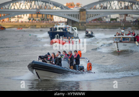 Barnes Bridge, London, UK. 2. April 2017. Der Cancer Research UK-Regatten finden in London statt. Unter den ältesten Regatten der Welt sieht dieses Jahr 163. Oxford Cambridge Boat Race und 72. Frauen Bootsrennen von Putney Bridge nach Mortlake auf dem Meisterschaftsplatz, beobachtet von Millionen von Menschen weltweit auf LiveTV. Fotografien von Barnes Bridge Surrey Seite in der Nähe der Oberfläche des Studiengangs 4 Meile 374 Hof (6,8 km). Bildnachweis: Malcolm Park/Alamy Live-Nachrichten. Stockfoto