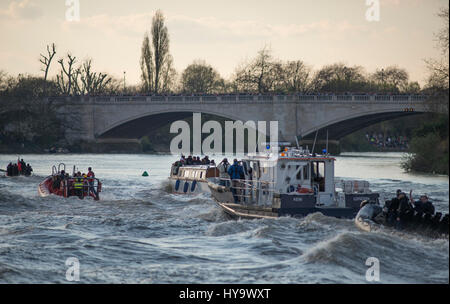 Barnes Bridge, London, UK. 2. April 2017. Der Cancer Research UK-Regatten finden in London statt. Unter den ältesten Regatten der Welt sieht dieses Jahr 163. Oxford Cambridge Boat Race und 72. Frauen Bootsrennen von Putney Bridge nach Mortlake auf dem Meisterschaftsplatz, beobachtet von Millionen von Menschen weltweit auf LiveTV. Fotografien von Barnes Bridge Surrey Seite in der Nähe der Oberfläche des Studiengangs 4 Meile 374 Hof (6,8 km). Bildnachweis: Malcolm Park/Alamy Live-Nachrichten. Stockfoto