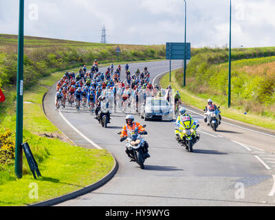 Cleveland England UK 2. April 2017: The Cleveland Klondike Grad Prix Radrennen für Profis fand heute statt. Mit Start und Ziel in Guisborough Cleveland 92 Meilen 149km Rennen nahm über vier Runden auf einer Rennstrecke durch die East Cleveland Dörfer, die Küste und die Landschaft. 140 Fahrer nahmen Teil und das Rennen wurde von Chris Latham Team Wiggins (3:59.16), vor Enrique Sanz (Raleigh GAC) und dritter Kanal Canyon BIKE Fahrer Harry Tanfield, ein Lokalmatador aus Great Ayton gewonnen. Abstieg in Carlin wie auf dem ersten Reiter Runde Credit: Peter Jordan NE/Alamy Live News Stockfoto