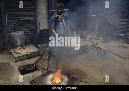 2. April 2017 - arbeitet Dhaka, Bangladesch - eine Kinderarbeit Yeachin (13), in Rauch auf Keraniganj Werft. (Kredit-Bild: © MD Mehedi Hasan über ZUMA Draht) Stockfoto