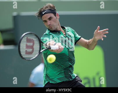 2. April 2017 - Miami, FL, Vereinigte Staaten - BISCAYNE, FL - 02 APRIL: Roger Federer (SUI) in Aktion hier spielt Rafael Nadal (ESP) in der 2017 Miami Open Tennis Spiel am 2. April 2017, das Tennis-Center im Crandon Park in Key Biscayne, FL. (Credit-Bild: © Andrew Patron über ZUMA Draht) Stockfoto