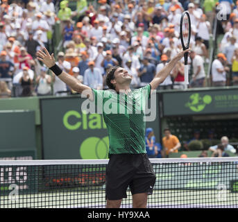 2. April 2017 - Miami, FL, Vereinigte Staaten - BISCAYNE, FL - 02 APRIL: Roger Federer (SUI) feiert hier besiegt Rafael Nadal (ESP) 63 64 in der 2017 Miami Open Tennis Spiel am 2. April 2017, im Tenniscenter im Crandon Park in Key Biscayne, FL. (Credit-Bild: © Andrew Patron über ZUMA Draht) Stockfoto