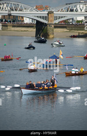 Barnes Bridge, London, UK. 2. April 2017. Der Cancer Research UK-Regatten finden in London statt. Unter den ältesten Regatten der Welt sieht dieses Jahr 163. Oxford Cambridge Boat Race und 72. Frauen Bootsrennen von Putney Bridge nach Mortlake auf dem Meisterschaftsplatz, beobachtet von Millionen von Menschen weltweit auf LiveTV. Die Royal Barge Gloriana Köpfe stromaufwärts startet in Richtung Chiswick Bridge und die Rennen Ziellinie, gefolgt von einer Flotte von Rudern, Handwerk und Sicherheit vor Rennstart. Bildnachweis: Malcolm Park/Alamy Live-Nachrichten. Stockfoto