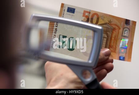 Leipzig, Deutschland. 28. März 2017. Ein neues 50 Euro Geldschein, fotografiert während einer Pressekonferenz der Deutschen Bundesbank ("Deutsche Bundesbank") in Leipzig, Deutschland, 28. März 2017. Die neue Banknote verfügt über weitere Sicherheitsmerkmale wie ein Fenster mit einem Porträt-Hologramm, die auch für die neue 20 Euro-Banknote verwendet wird. Die ersten Töne setzen am 4. April 2017 in Umlauf gebracht. Foto: Hendrik Schmidt/Dpa-Zentralbild/ZB/Dpa/Alamy Live News Stockfoto