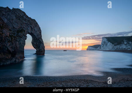 Durdle Door, Dorset, UK. 2. April 2017. Schöner Sonnenuntergang als Menschen genießen Sie die Aussicht. © Dan Tucker/Alamy Live-Nachrichten Stockfoto