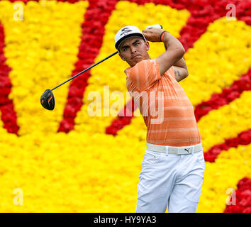 Humble, Texas, USA. 2. April 2017. Rickie Fowler trifft seine Fahrt am 18. Loch während der vierten Runde der Shell Houston Open im Golf Club in Houston in Humble, Texas. John Glaser/CSM/Alamy Live-Nachrichten Stockfoto