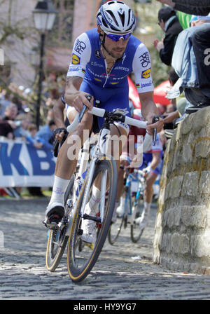 Antwerpen, Belgien. 2. April 2017. 2. April 2017, Oudenaarde, Belgien; UCI World Tour, belgischer Champion Tom Boonen (quick-Step) in das Klettern der Grammont Mauer während der Tour von Flandern 2017 Credit: Laurent Lairys/Agence Locevaphotos/Alamy Live News Stockfoto