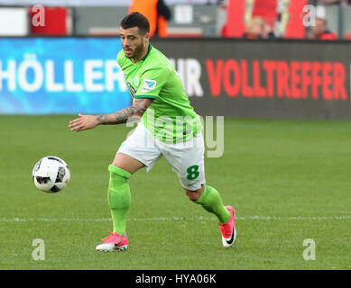 Spieltag 2, Bayer 04 Leverkusen Vs VfL Wolfsburg, Bundesliga, Leverkusen, Germany2nd April 2017: Vieirinha (Wolfsburg) steuert den Ball. Bildnachweis: Jürgen Schwarz/Alamy Live-Nachrichten Stockfoto