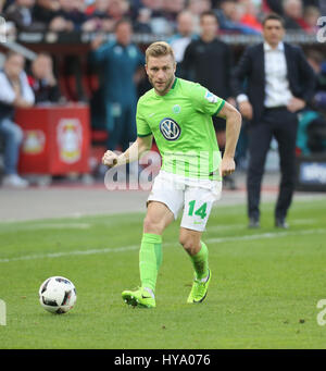 Leverkusen, Germany2nd April 2017, Bundesliga, Spieltag 2, Bayer 04 Leverkusen Vs VfL Wolfsburg: Jakub Blaszczykowski (Wolfsburg) steuert den Ball. Bildnachweis: Jürgen Schwarz/Alamy Live-Nachrichten Stockfoto