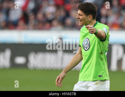 Leverkusen, Germany2nd April 2017, Bundesliga, Spieltag 2, Bayer 04 Leverkusen Vs VfL Wolfsburg: Mario Gomez (Wolfsburg) Gesten. Bildnachweis: Jürgen Schwarz/Alamy Live-Nachrichten Stockfoto