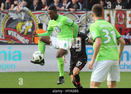 Spieltag 2, Bayer 04 Leverkusen Vs VfL Wolfsburg, Bundesliga, Leverkusen, Germany2nd April 2017: Riechedly Bazoer (Wolfsburg) bin Ball. Bildnachweis: Jürgen Schwarz/Alamy Live-Nachrichten Stockfoto