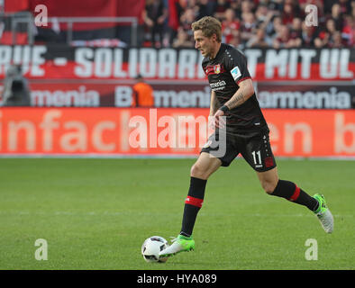 Leverkusen, Germany2nd April 2017, Bundesliga, Spieltag 2, Bayer 04 Leverkusen Vs VfL Wolfsburg: Stefan Kiessling (B04) steuert den Ball. Bildnachweis: Jürgen Schwarz/Alamy Live-Nachrichten Stockfoto