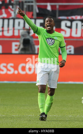 Spieltag 2, Bayer 04 Leverkusen Vs VfL Wolfsburg, Bundesliga, Leverkusen, Germany2nd April 2017: Riechedly Bazoer (Wolfsburg) gibt Anweisungen. Bildnachweis: Jürgen Schwarz/Alamy Live-Nachrichten Stockfoto