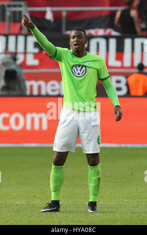 Spieltag 2, Bayer 04 Leverkusen Vs VfL Wolfsburg, Bundesliga, Leverkusen, Germany2nd April 2017: Riechedly Bazoer (Wolfsburg) gibt Anweisungen. Bildnachweis: Jürgen Schwarz/Alamy Live-Nachrichten Stockfoto