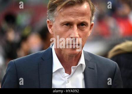 Leverkusen, Germany2nd April 2017, Bundesliga, Spieltag 2, Bayer 04 Leverkusen Vs VfL Wolfsburg: Manager Andries Jonker (Wolfsburg). Bildnachweis: Jürgen Schwarz/Alamy Live-Nachrichten Stockfoto