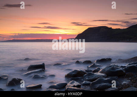 Einladendsten, Dorset, UK. 2. April 2017. Großbritannien Wetter. Die Sonnen legt hinter den hoch aufragenden Klippen der goldenen Kappe am einladendsten auf Jurassic Küste von Dorset. Bildnachweis: Graham Hunt/Alamy Live-Nachrichten Stockfoto