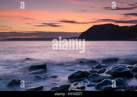 Einladendsten, Dorset, UK. 2. April 2017. Großbritannien Wetter. Die Sonnen legt hinter den hoch aufragenden Klippen der goldenen Kappe am einladendsten auf Jurassic Küste von Dorset. Bildnachweis: Graham Hunt/Alamy Live-Nachrichten Stockfoto