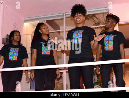 Detroit, Michigan, USA. 1. April 2017. Stimmung bei Allee Willis' Detroit Party "profitiert der Mosaik Jugend Theater Detroit feiert 25 Jahre Exzellenz. Bildnachweis: Der Foto Zugang/Alamy Live-Nachrichten Stockfoto