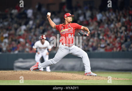 Memphis, TN, USA. 30. März 2017. St. Louis Cardinals Krug, die Sam Tuivailala einen Platz beim vierten Inning von einer Ausstellung Spiel gegen die Memphis Redbirds im AutoZone Park in Memphis liefert, TN. St. Louis gewann 9-3. Austin McAfee/CSM/Alamy Live-Nachrichten Stockfoto