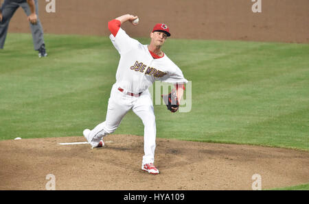 Memphis, TN, USA. 30. März 2017. Memphis Redbirds Krug, die Chris Ellis einen Platz beim ersten Inning von einer Ausstellung Spiel gegen die St. Louis Cardinals im AutoZone Park in Memphis liefert, TN. St. Louis gewann 9-3. Austin McAfee/CSM/Alamy Live-Nachrichten Stockfoto