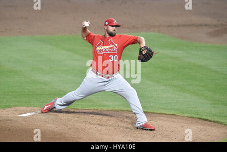 Memphis, TN, USA. 30. März 2017. St. Louis Cardinals Krug, die Jonathan Broxton einen Stellplatz beim zweiten Inning von einer Ausstellung Spiel gegen die Memphis Redbirds im AutoZone Park in Memphis liefert, TN. St. Louis gewann 9-3. Austin McAfee/CSM/Alamy Live-Nachrichten Stockfoto