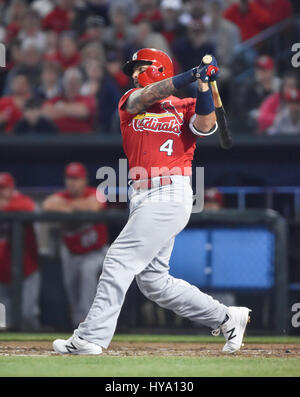 Memphis, TN, USA. 30. März 2017. St. Louis Cardinals Fänger, die Yadier Molina während der zweiten Inning von einer Ausstellung Spiel gegen die Memphis Redbirds im AutoZone Park in Memphis Streiks, TN. St. Louis gewann 9-3. Austin McAfee/CSM/Alamy Live-Nachrichten Stockfoto