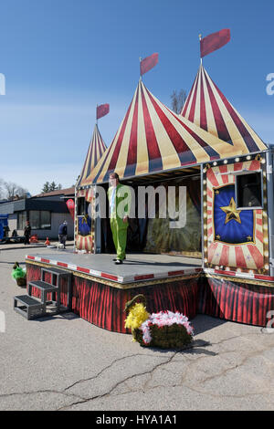 Stratford, Ontario, Kanada, 2. April 2017. Unterhalten die Besucher während der Stratford jährlichen Schwan-Parade, wenn die Stadt Schwäne zum Fluss Avon in der Feier der Ankunft des Frühlings zurück zur Bühne. Bildnachweis: Rubens Alarcon/Alamy Live-Nachrichten. Stockfoto