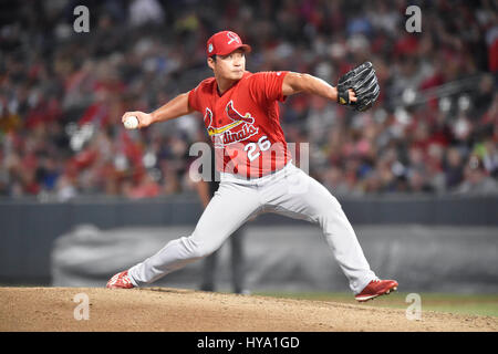 Memphis, TN, USA. 30. März 2017. St. Louis Cardinals Pitcher liefert Seung-Hwan Oh einen Platz während der zweiten Inning von einer Ausstellung Spiel gegen die Memphis Redbirds im AutoZone Park in Memphis, TN. St. Louis gewann 9-3. Austin McAfee/CSM/Alamy Live-Nachrichten Stockfoto