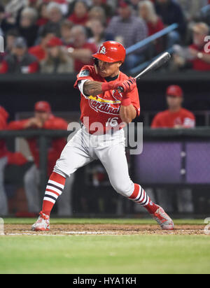 Memphis, TN, USA. 30. März 2017. St. Louis Cardinals zweiter Basisspieler, Kolten Wong bereitet sich vor, in einer Tonhöhe während der dritten Inning von einer Ausstellung Spiel gegen die Memphis Redbirds im AutoZone Park in Memphis zu schwingen, TN. St. Louis gewann 9-3. Austin McAfee/CSM/Alamy Live-Nachrichten Stockfoto